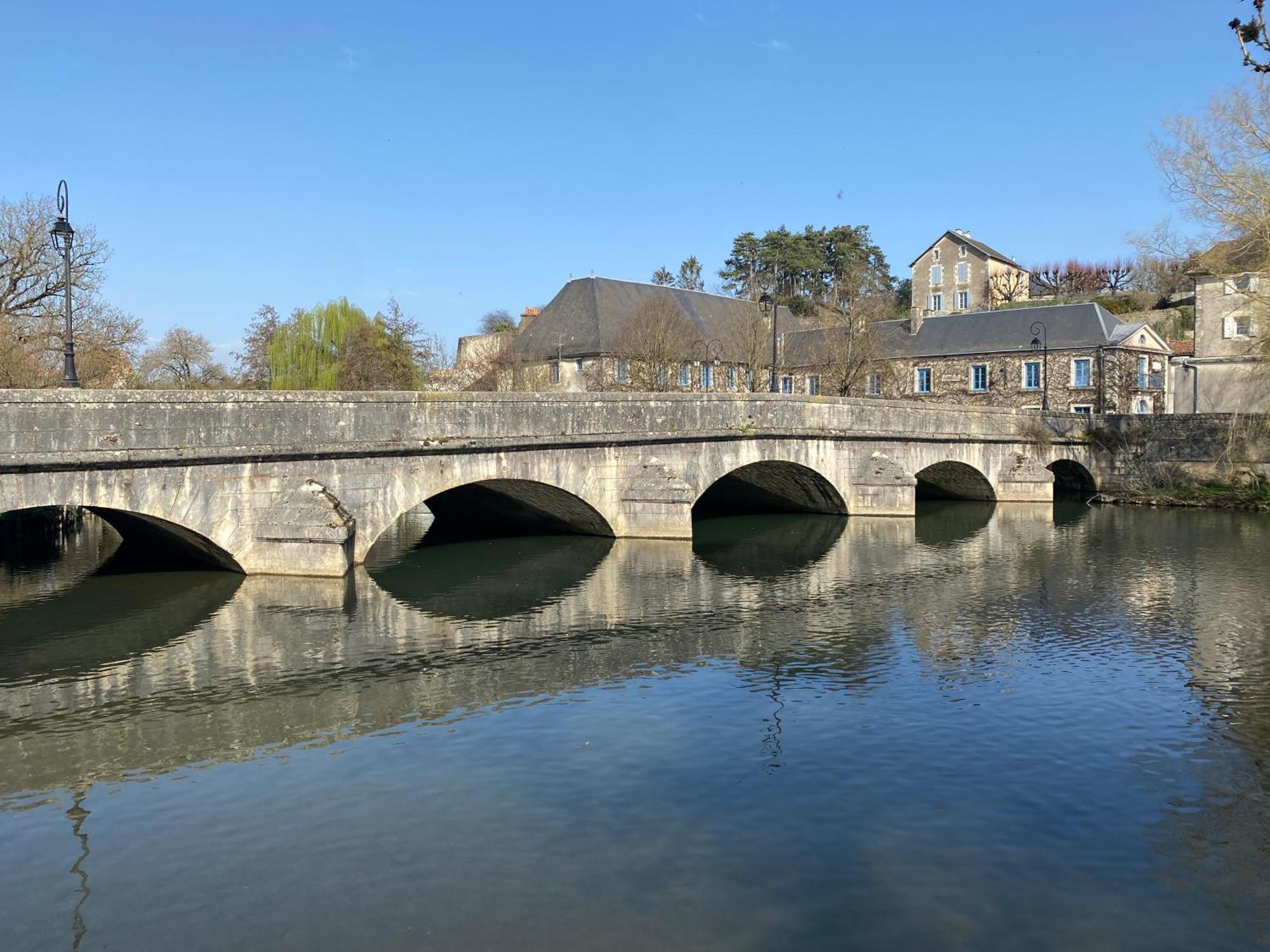Logis Hotel Le Saint Georges Vivonne Екстериор снимка