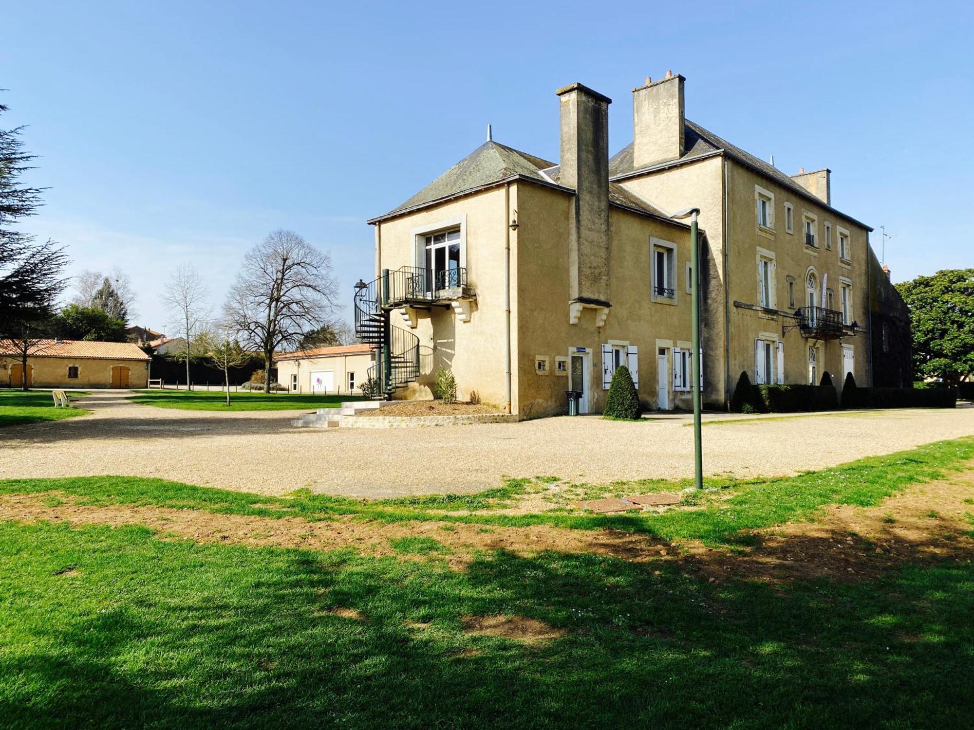Logis Hotel Le Saint Georges Vivonne Екстериор снимка