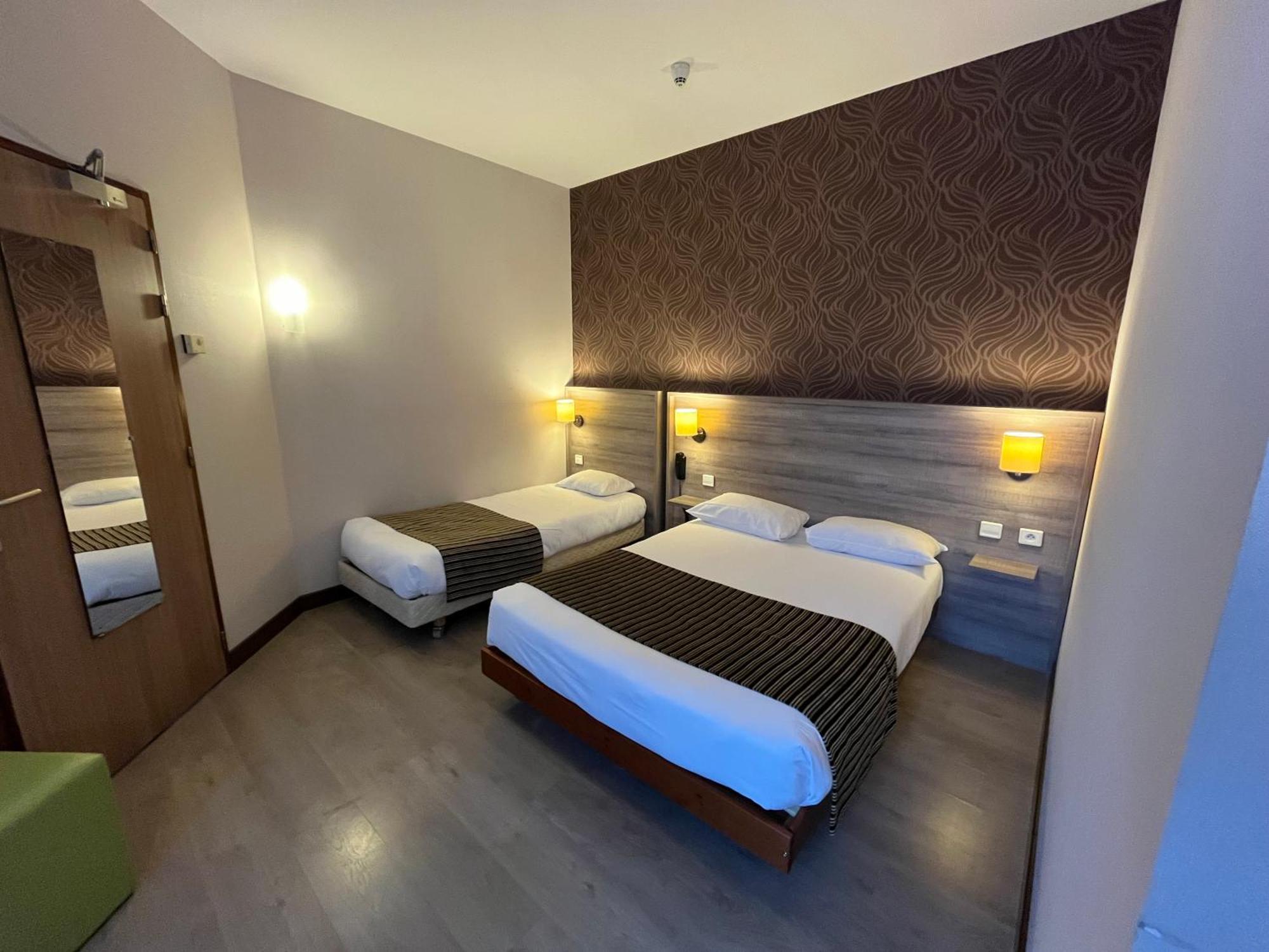 Logis Hotel Le Saint Georges Vivonne Екстериор снимка