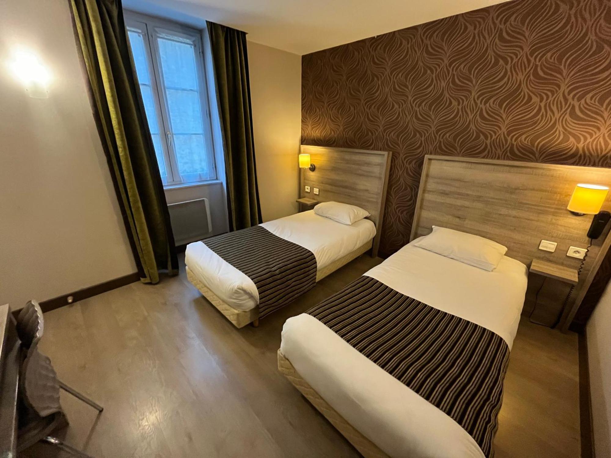 Logis Hotel Le Saint Georges Vivonne Екстериор снимка