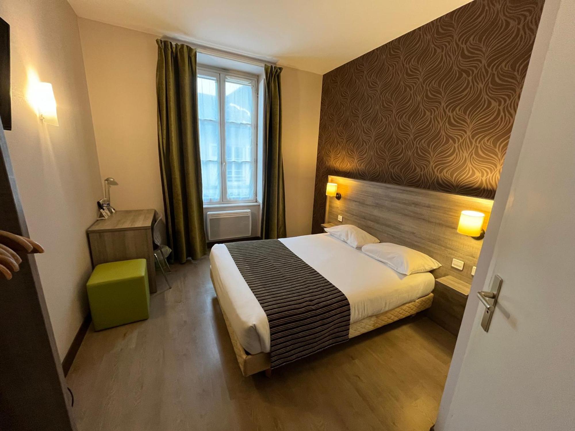 Logis Hotel Le Saint Georges Vivonne Екстериор снимка
