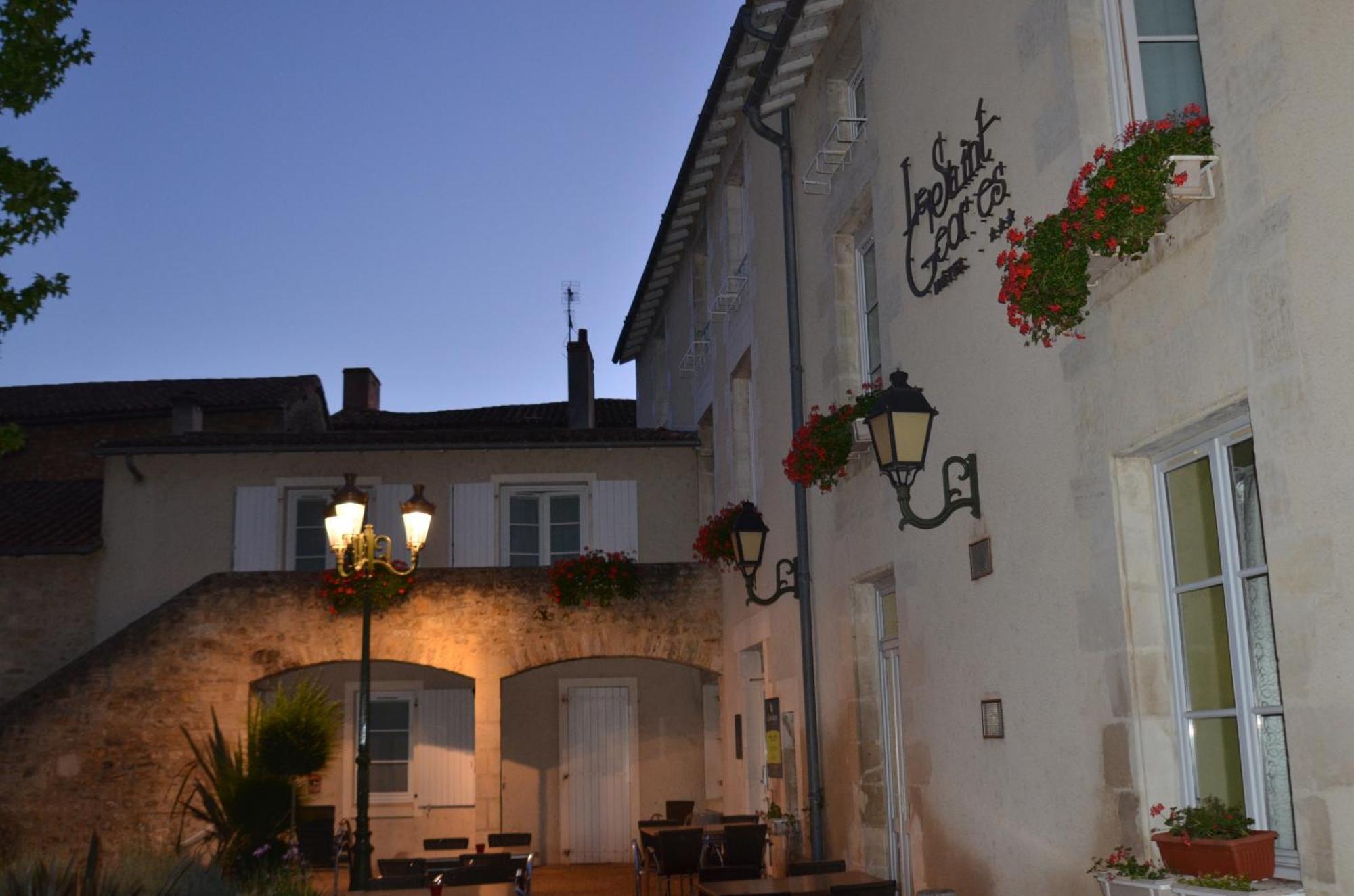 Logis Hotel Le Saint Georges Vivonne Екстериор снимка