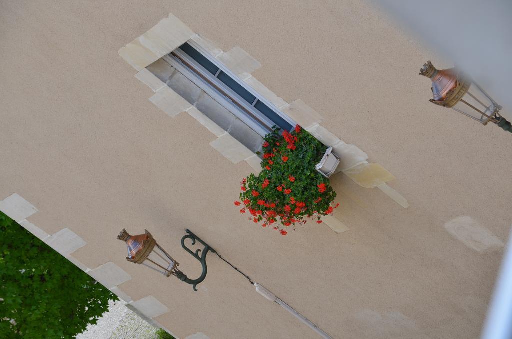 Logis Hotel Le Saint Georges Vivonne Екстериор снимка