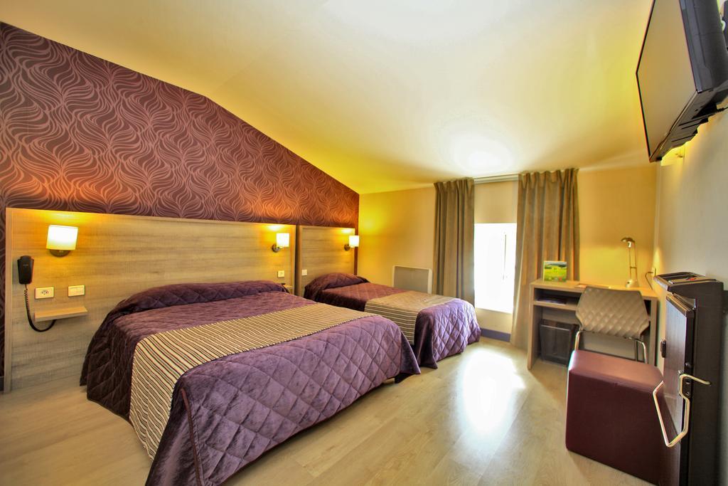 Logis Hotel Le Saint Georges Vivonne Екстериор снимка
